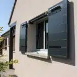 Comprendre les coûts de pose des volets battants en aluminium