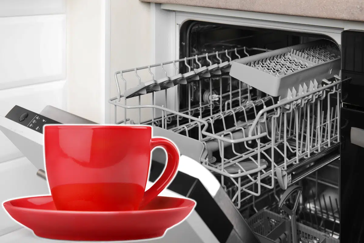 tasse rouge dans un lave vaisselle