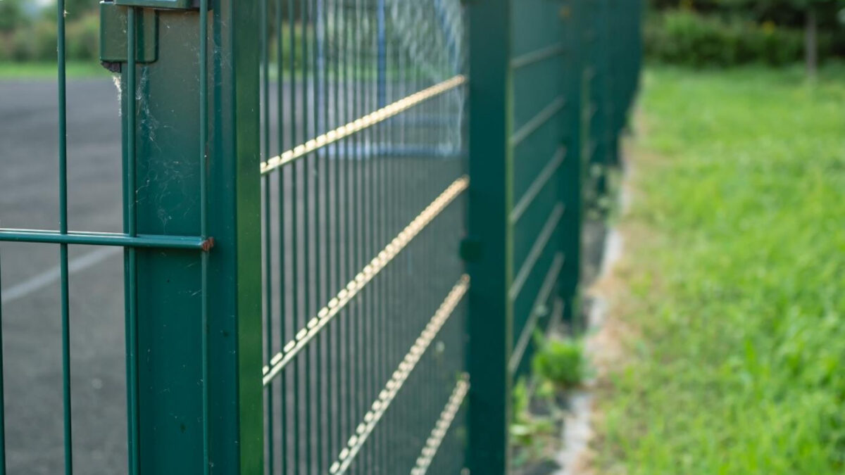 Clôture de 1m en grillage rigide : la sécurité accessible et esthétique
