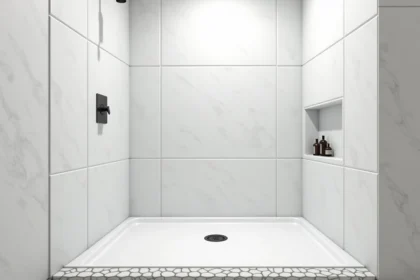 Dalle PVC murale blanche installée dans une douche à l'italienne avec finition effet pierre et niche encastrée