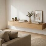 Étagère murale en bois dans un salon moderne au style scandinave avec plantes, livres et vase céramique