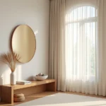 Coin salon décoré selon le feng shui direction ouest avec tons dorés, miroir cuivré et accessoires en céramique blanche