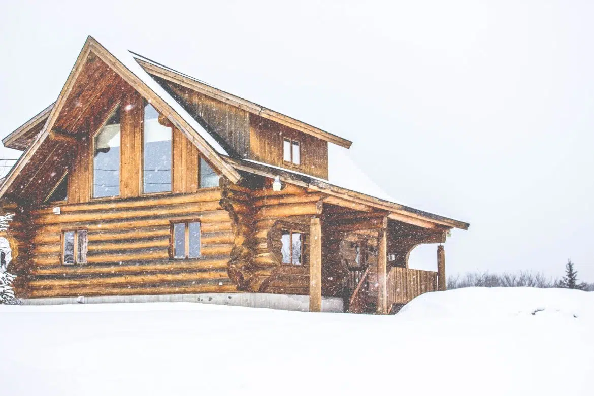 maison en bois en hiver