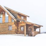 maison en bois en hiver