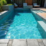 Piscine moderne avec eau bleue et deck en bois