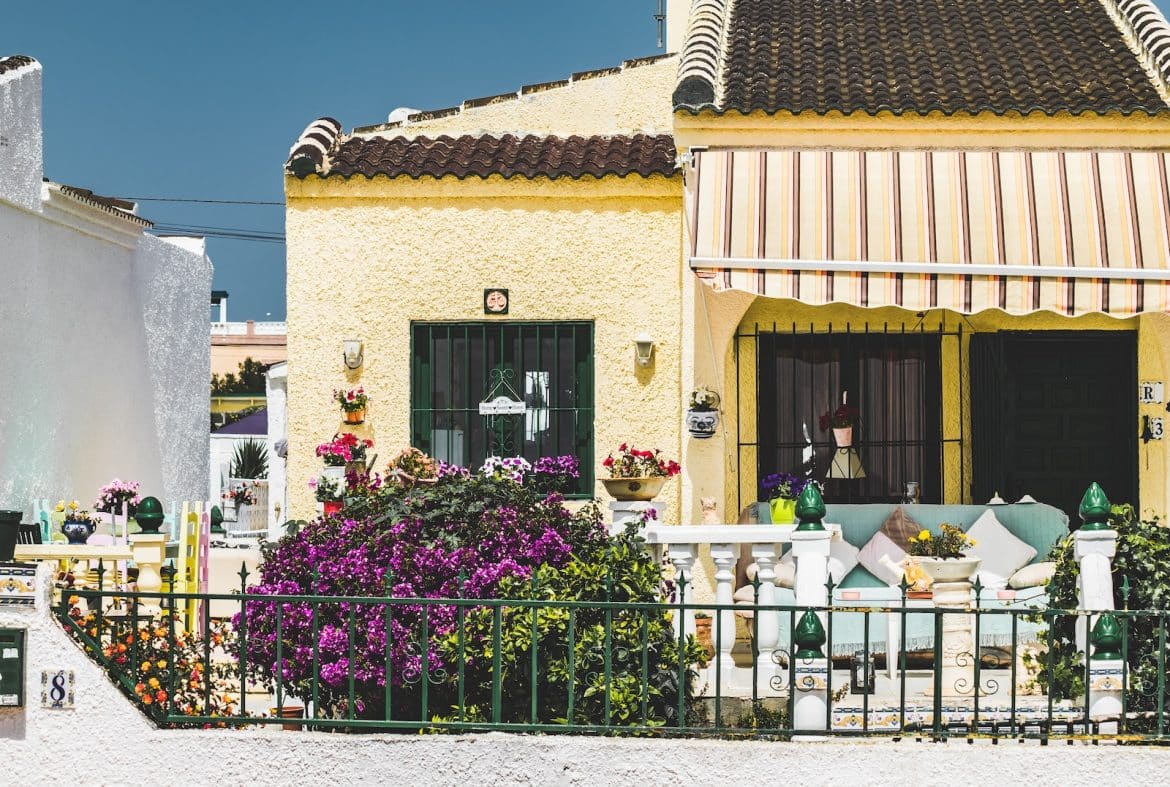 Comment bien régler son store banne pour profiter de l'été en toute tranquillité ?