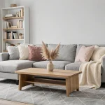 Salon gris et blanc décoré avec des coussins colorés, une couverture en tricot et des herbes de pampa pour personnaliser l'espace sans travaux