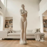 Grande statue décorative en béton brut dans un salon moderne aux hauts plafonds, effet waouh sans encombrement