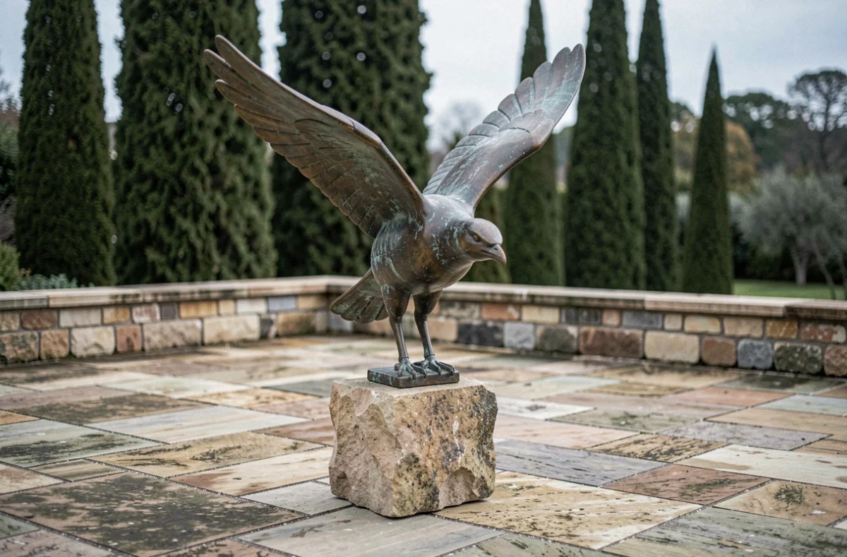 Statue grand format patine bronze sur terrasse en pierre calcaire avec jardin en arrière-plan, décoration extérieure impressionnante